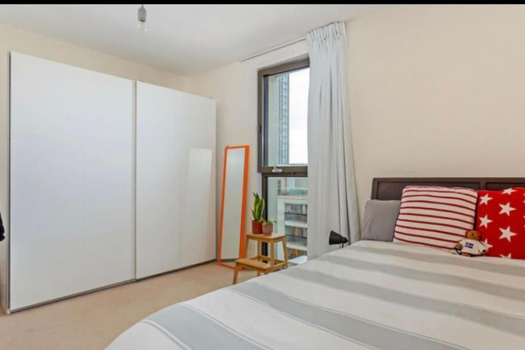 Large One Bedroom With Balcony Londres