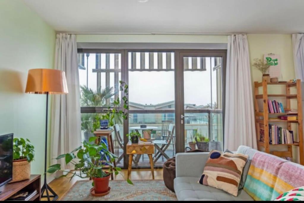 Large One Bedroom With Balcony Londres