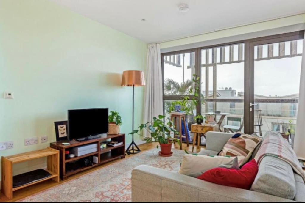 Large One Bedroom With Balcony * Londres